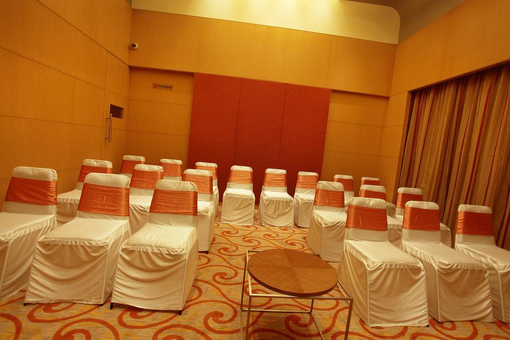 Comfort Inn Legacy Rajkot Eksteriør billede