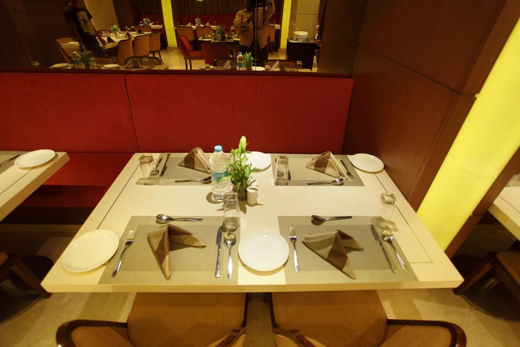 Comfort Inn Legacy Rajkot Eksteriør billede